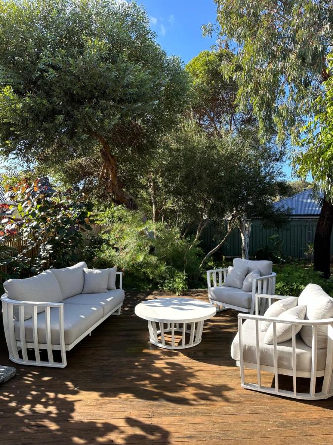 White Pebble - stylishly curated 4 bedroom home - B&B