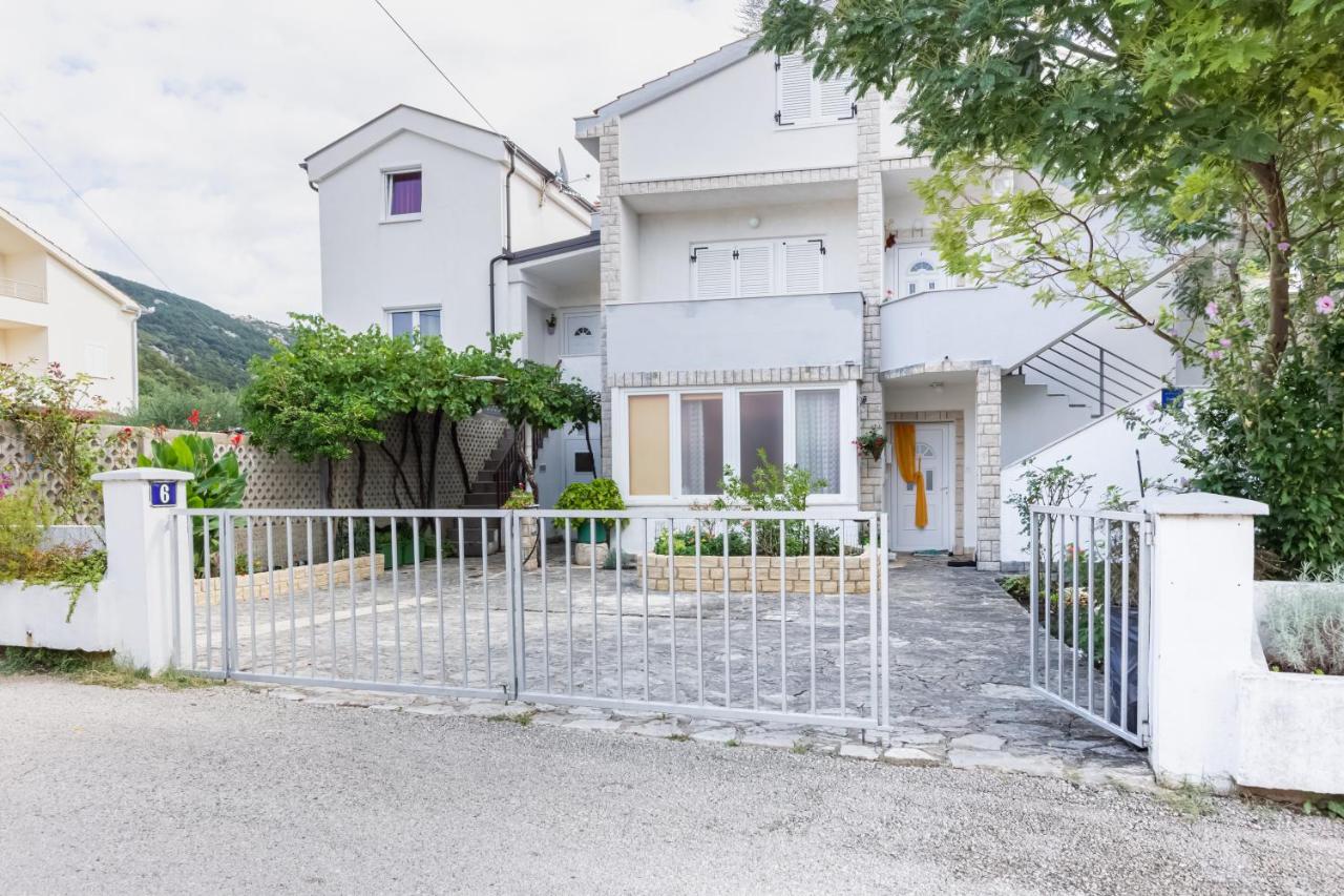 Apartment Lucija with Terrace - Ferienwohnung Baška