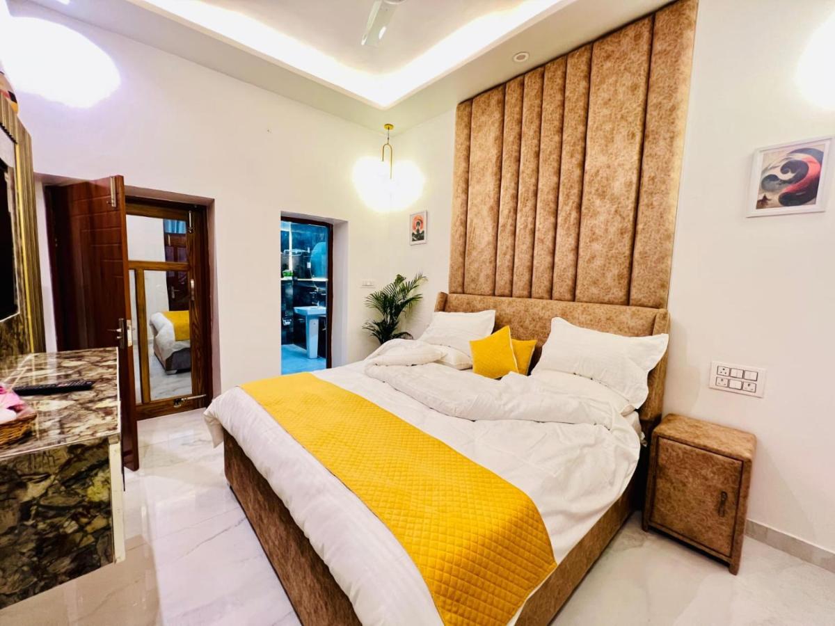 Deluxe Room (2 Adults + 1 Child)