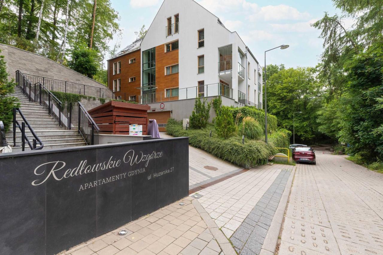 Cosy Apartment Parking & Balcony Close to the Kępa Redłowska by Noclegi Renters - Chambres d'hôtes Gdynia