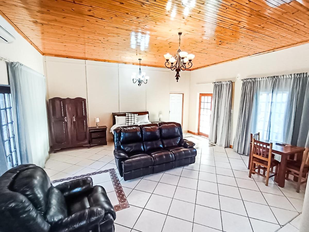 Kariega Apartments - 4 Graaff-Reinet Rd - B&B Uitenhage