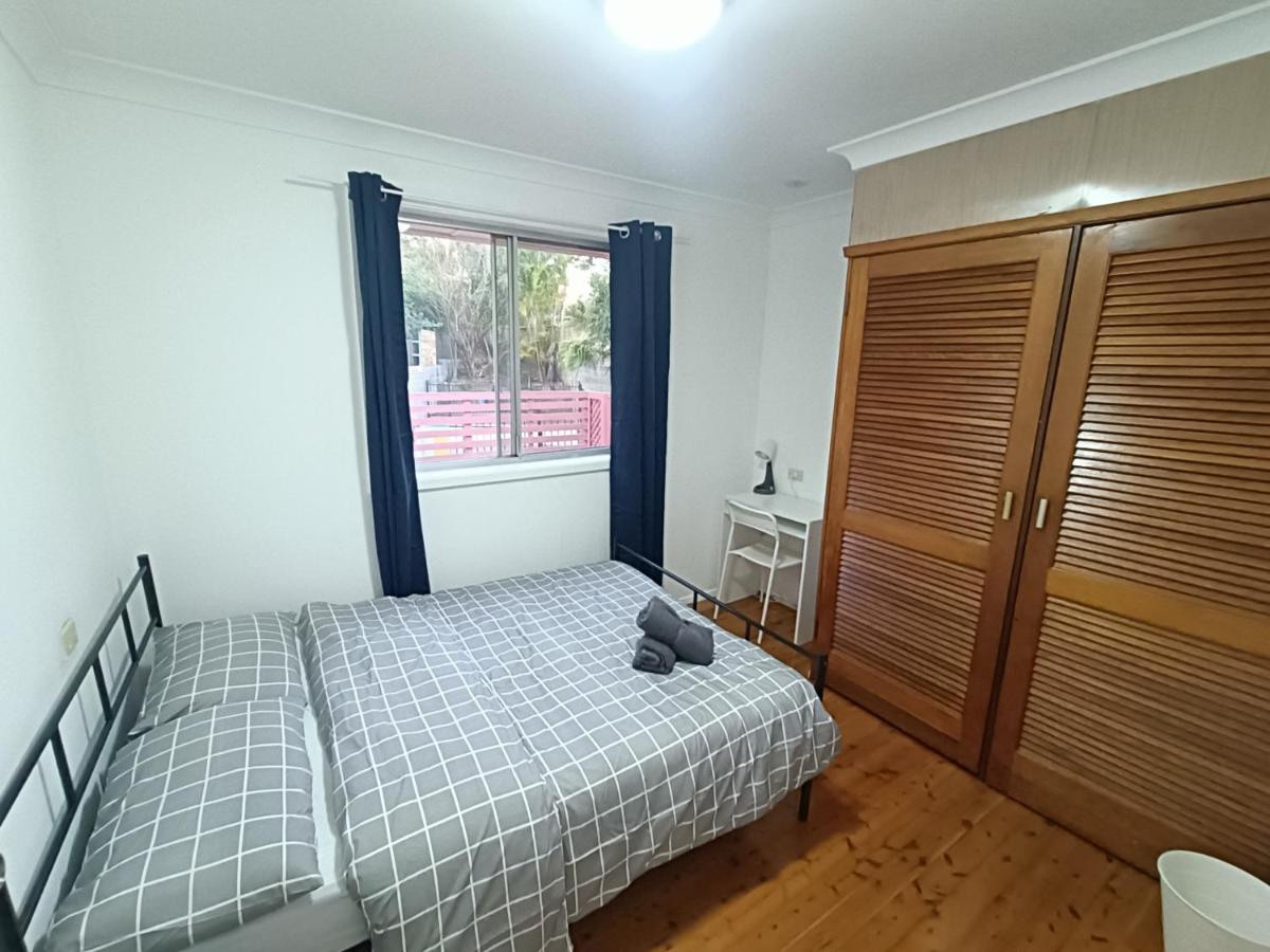 Queen Room in Spacious House - Close to Shops and Station - NC6 - B&B