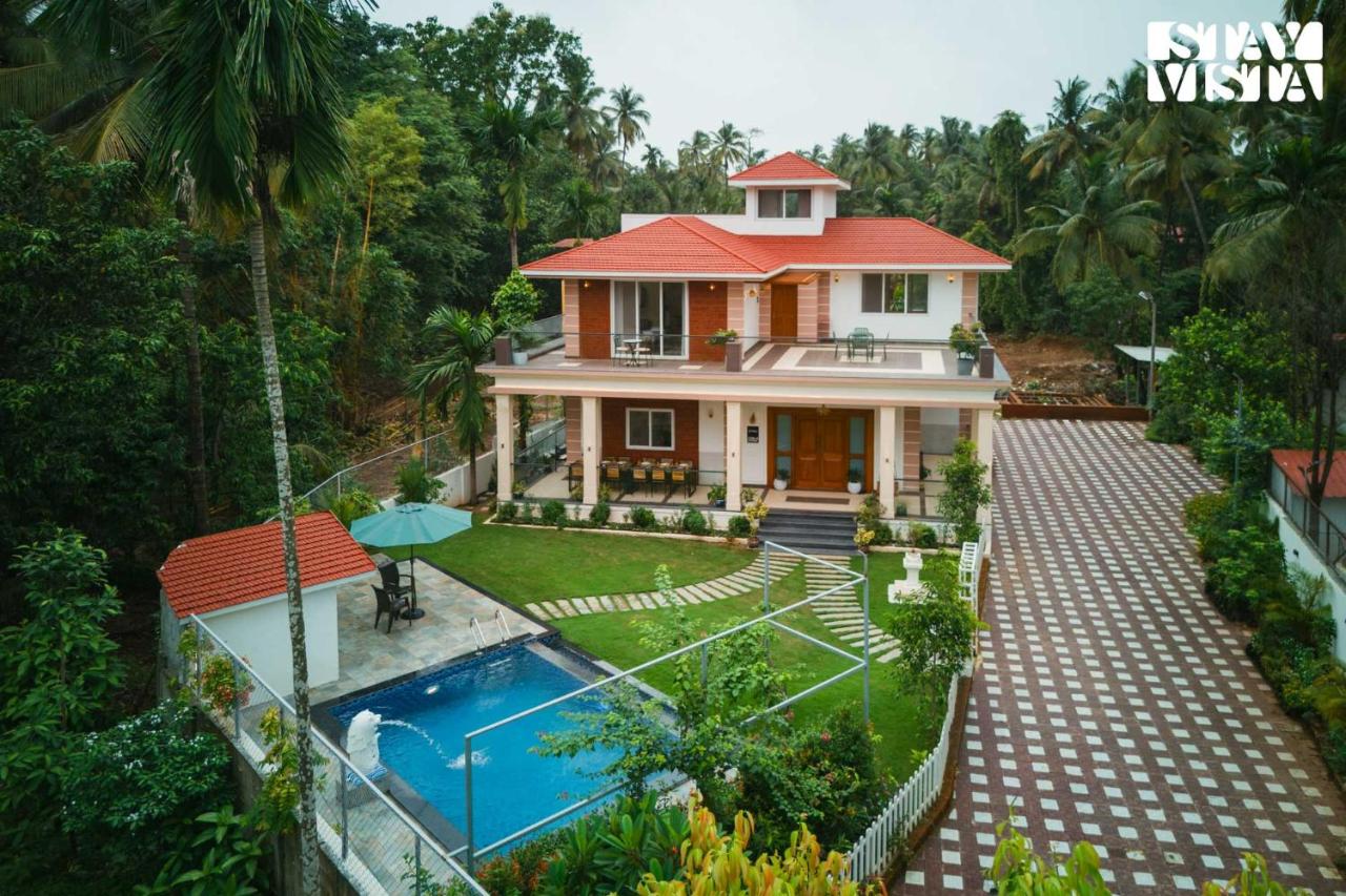 StayVista at 27 Flora with Lawn, Pool, WiFi - B&B Nāgaon