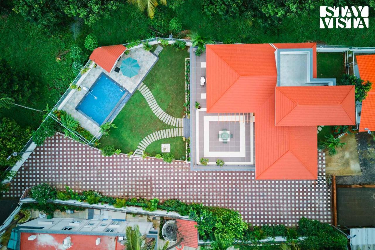 StayVista at 27 Flora with Lawn, Pool, WiFi - B&B Nāgaon