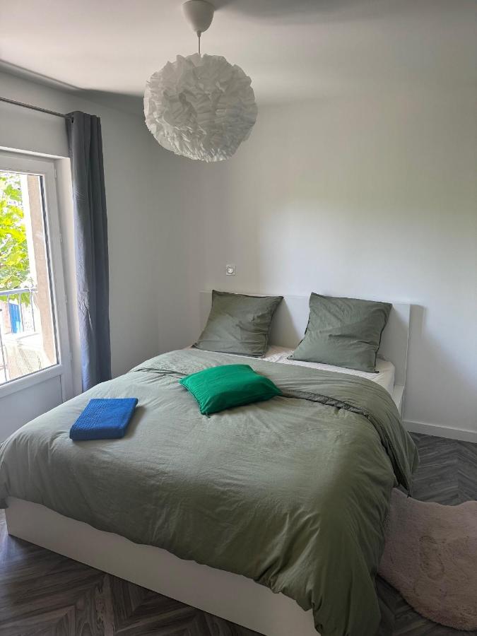 Appartement en cœur de village au pied du château avec 2 balcons - B&B Alba-la-Romaine