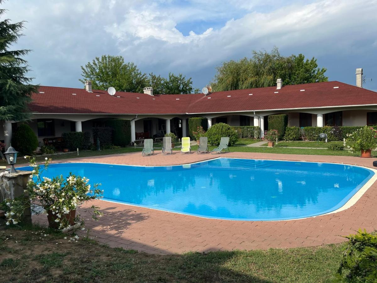 Szőlősgyörök Kun Apartment with 3 bedrooms on 92 in - B&B