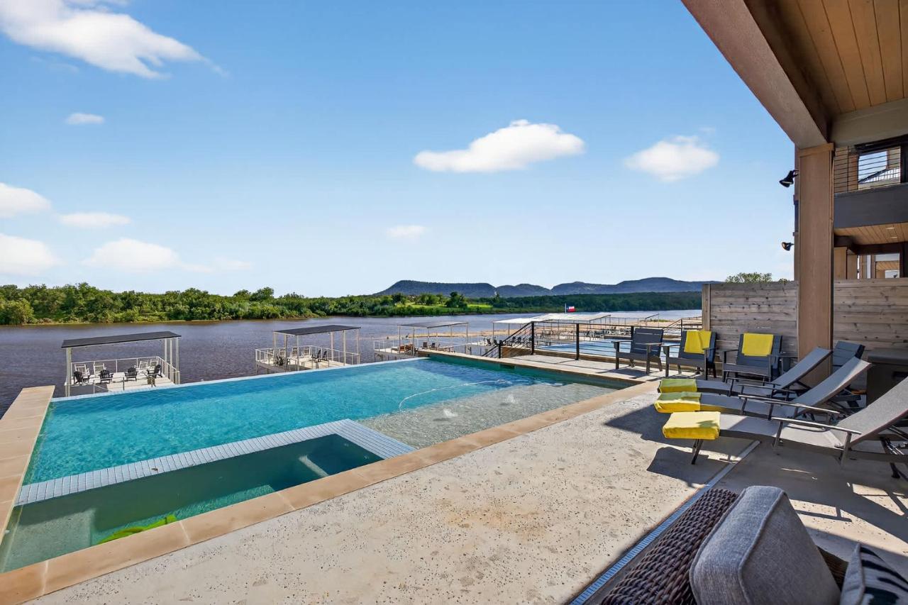 Sunset Oaks I with Concierge Services - B&B Kingsland