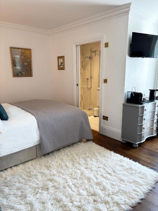 Habitación con cama extragrande.