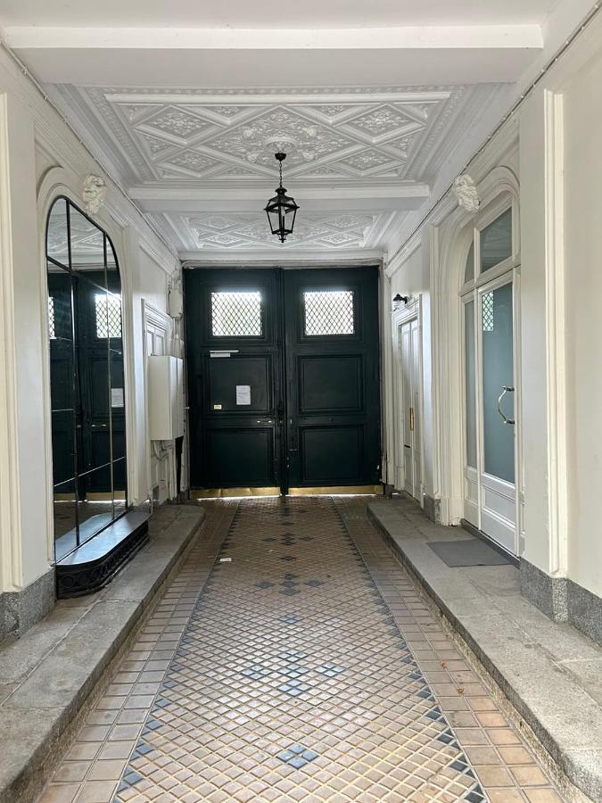 Spacious Parisian Flat Louvre Steps Eiffel Tower Access - Chambres d’hôtes Paris