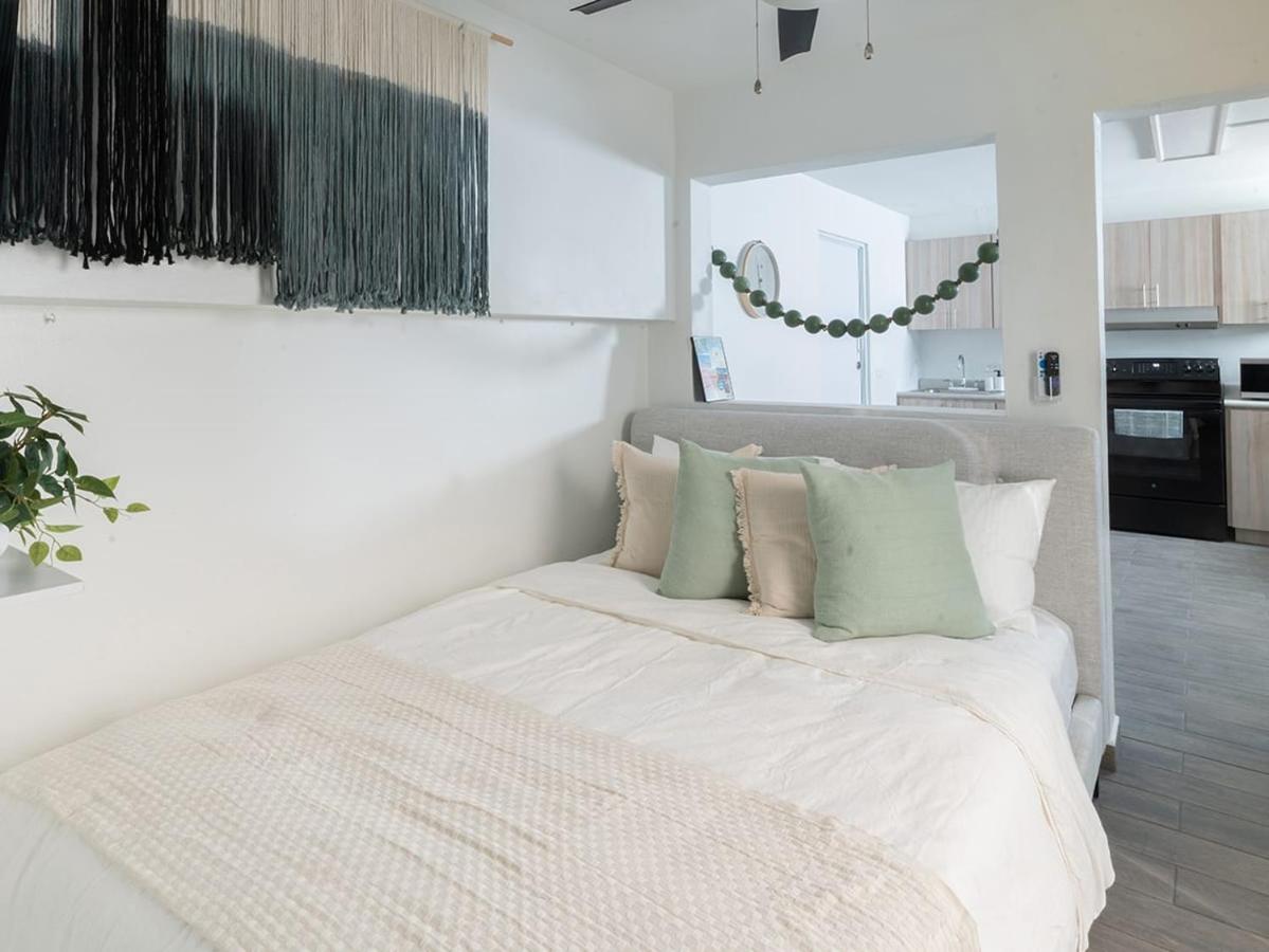 AQUA Terrazas Studio 3 - Beachfront, Pool, Local Fun & Dining - B&B Dorado