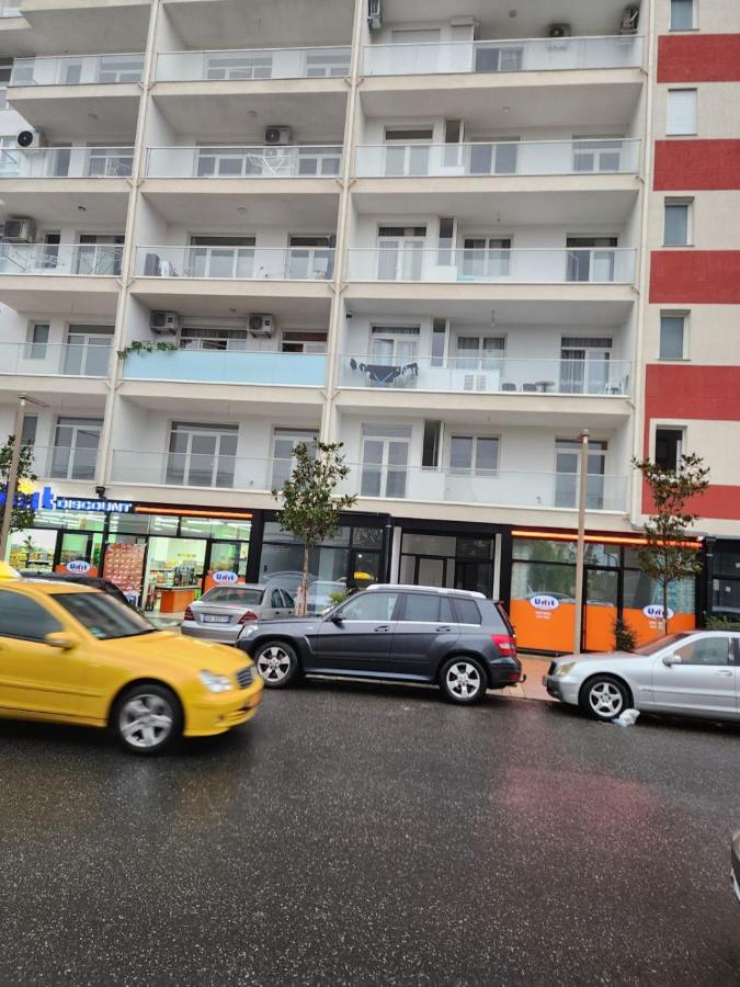 Warm 2BR in Heart of City, Walk to Shops & Cafés - Ferienwohnung Shkodra