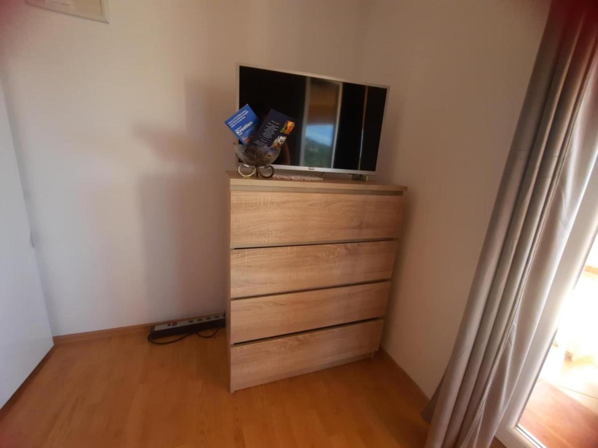 Sunny apartment Nada 2 guests #2 Tisno - B&B