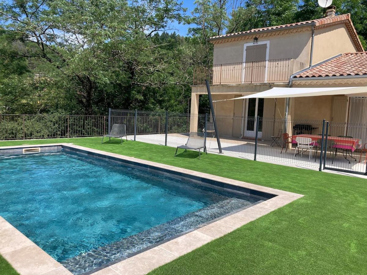 Villa spacieuse en Ardèche avec piscine , en bord de rivière - B&B