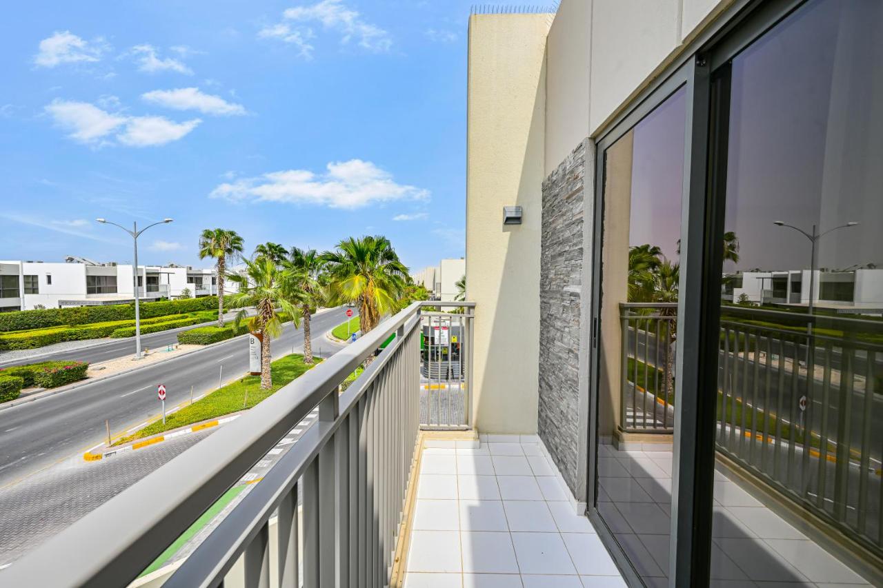 Damac Hills 2 Poolside - B&B
