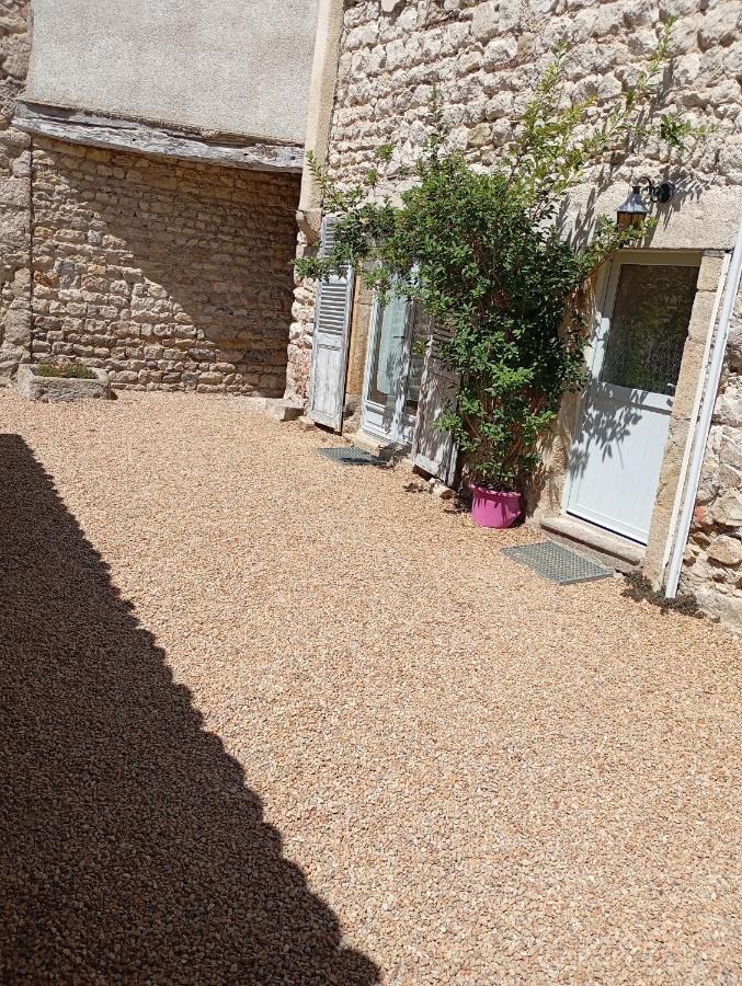 Maison en pierre village calme - cour fermée, stationnement et wifi gratuit, idéale famille - Chambres d'hôtes La Sauvetat