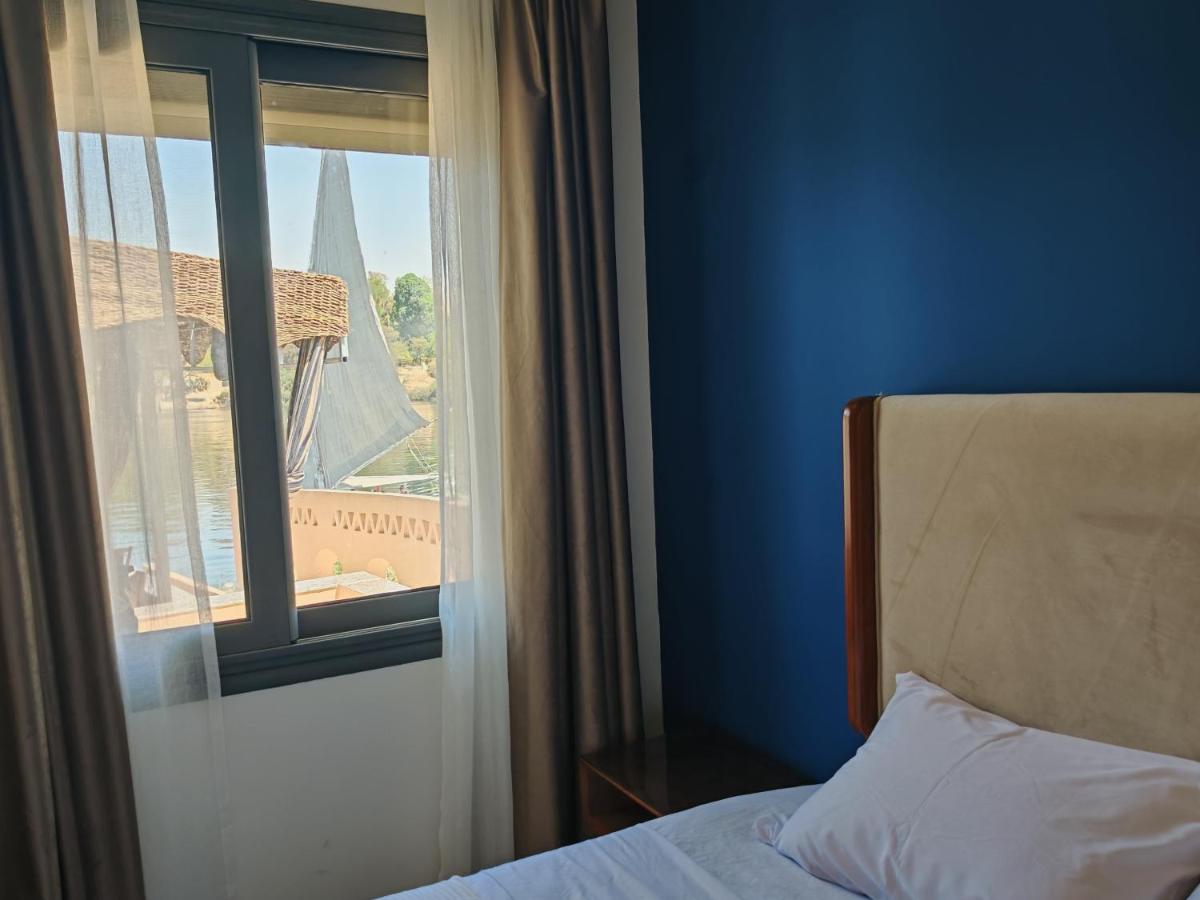 Zimmer mit Kingsize-Bett und Meerblick