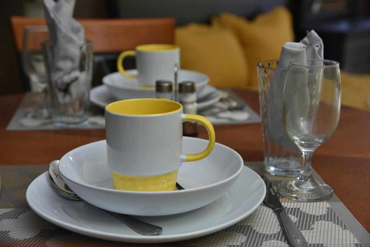 LS Stonethrow - Sunflower Suite - B&B