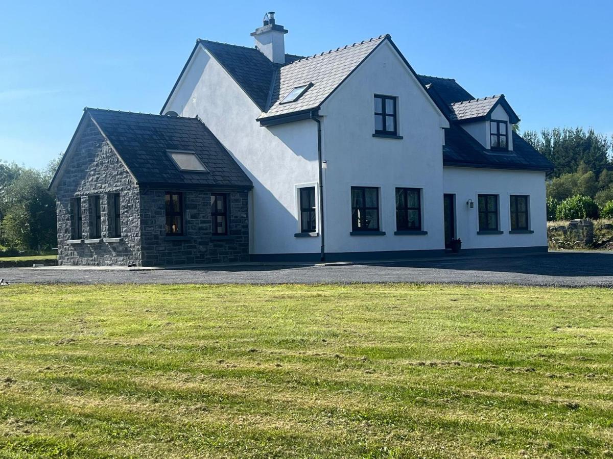 Fabulous 4 Bedroom House, Gateway to Connemara - B&B