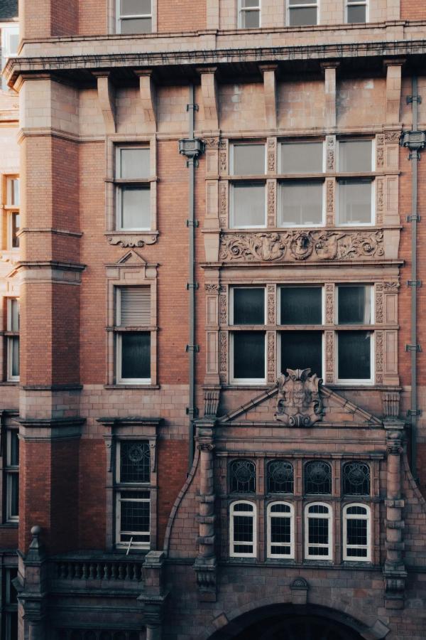 Central Manchester Gem with Stylish 2BR Retreat and Free Carpark - B&B