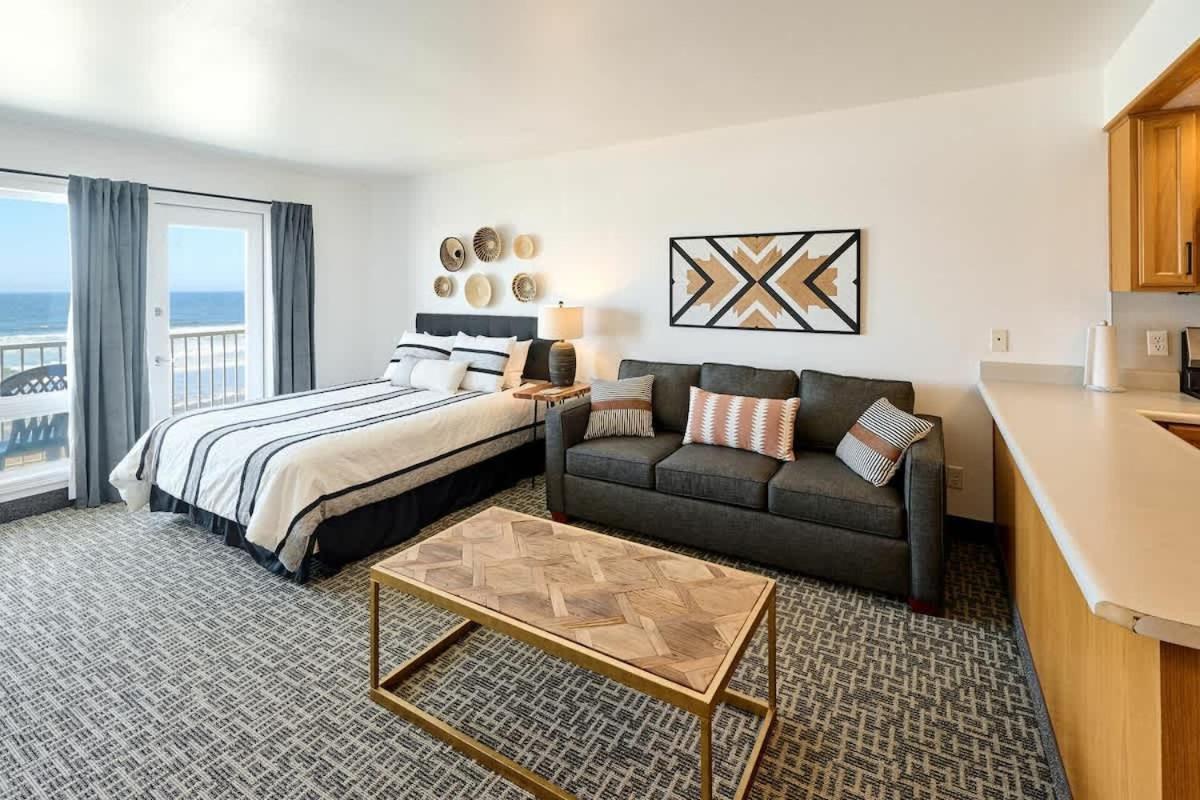 Oceanfront Suite - King Bed - Heated Indoor Pool & Hot Tub - B&B Lincoln City