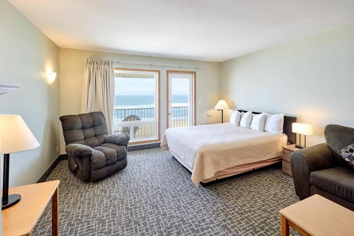 Oceanfront Family Suite With Beautiful Views - Full Kitchen - Pool & Hot Tub - B&B Lincoln City