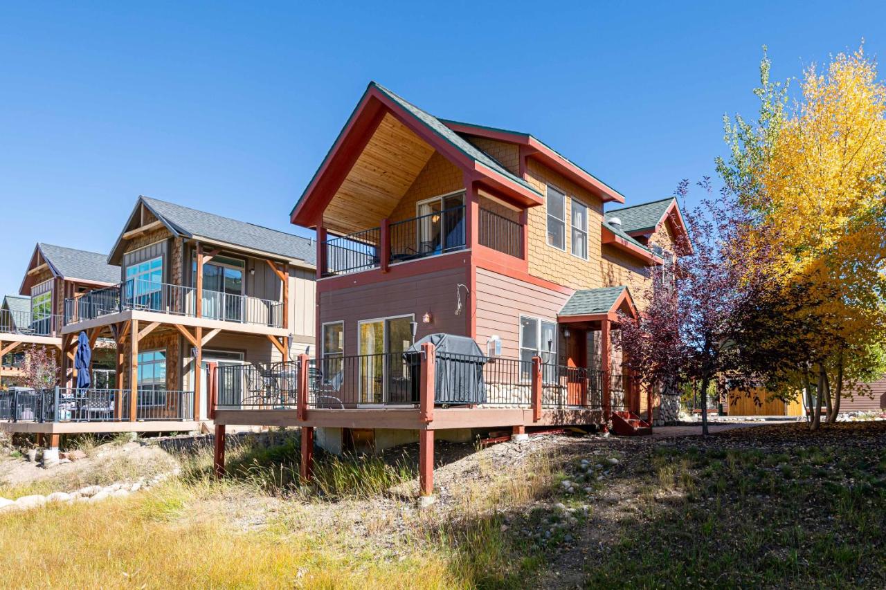 Riverbend views ten feet away - B&B Granby