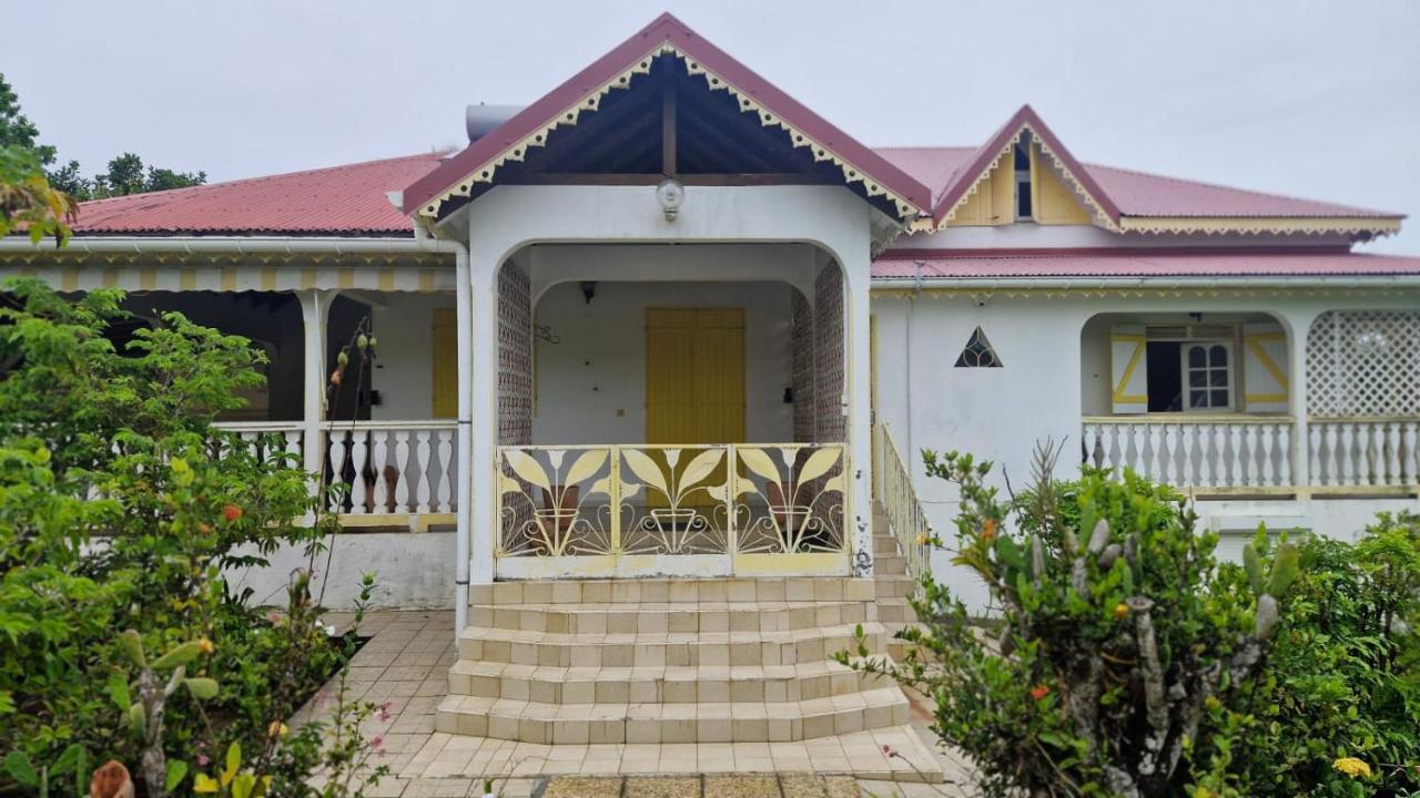 Bungalow familial entre mer et montagne Nature, confort et découverte à Sainte-Rose - Chambres d’hôtes Sainte-Rose