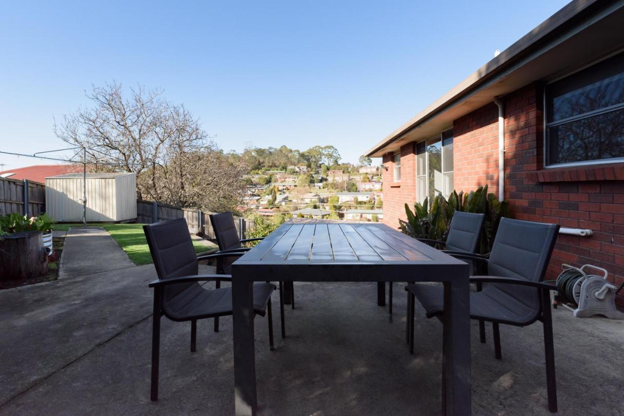 A Whole Lot Of House W/ Dual Living & Library - Ferienwohnung Invermay