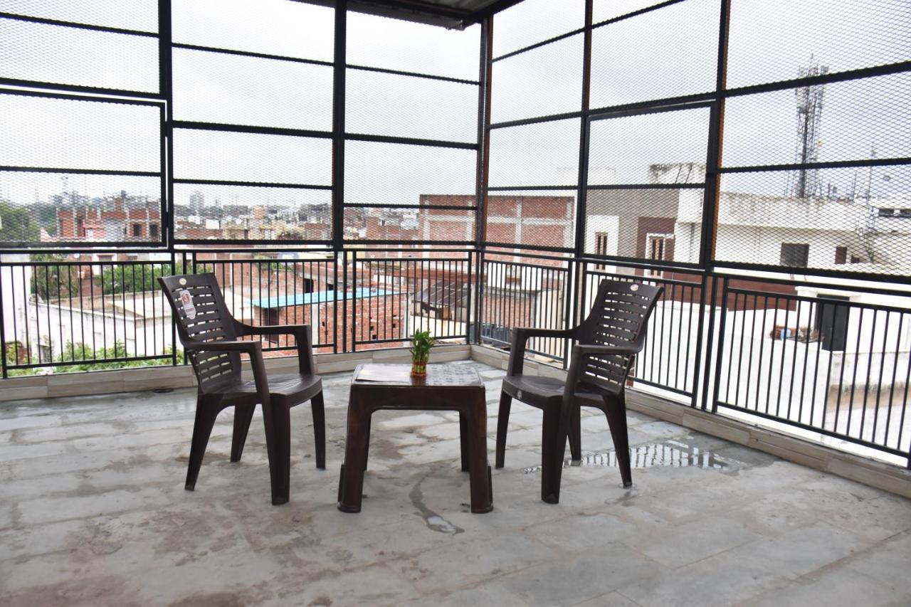 MM GRAND, 1 KM to KASHI VISHWANATH TEMPLE AND MAIN GHAT - B&B Varanasi
