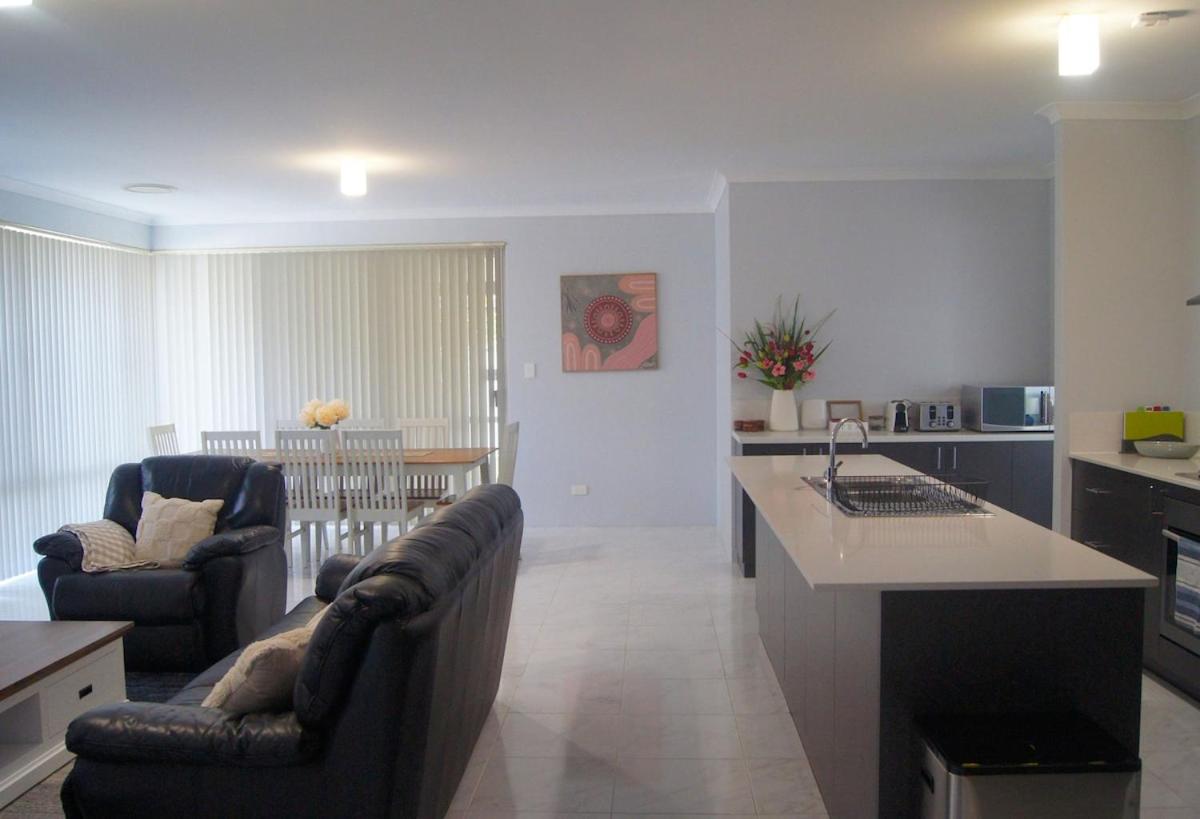 Spacious 4-Bedroom Baldivis Home - Sleeps 8 - B&B Baldivis
