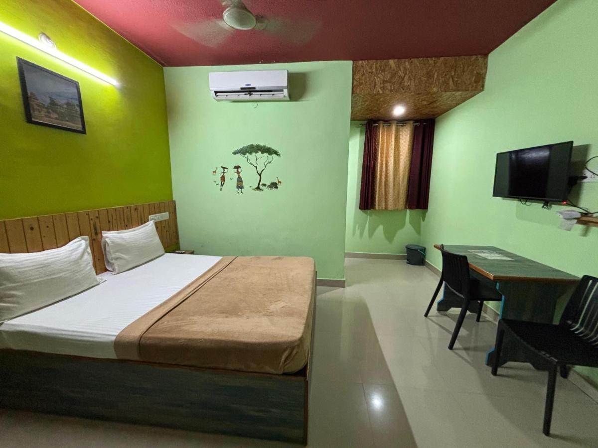 Dhanalakshmi Guests House - B&B