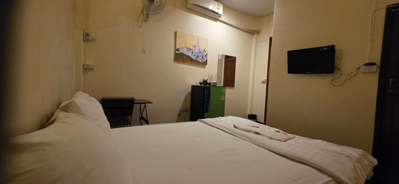 Double Room with Private Bathroom - No window