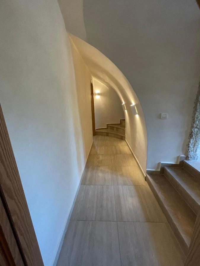 The Red Cliffs Villa - B&B Leonídio