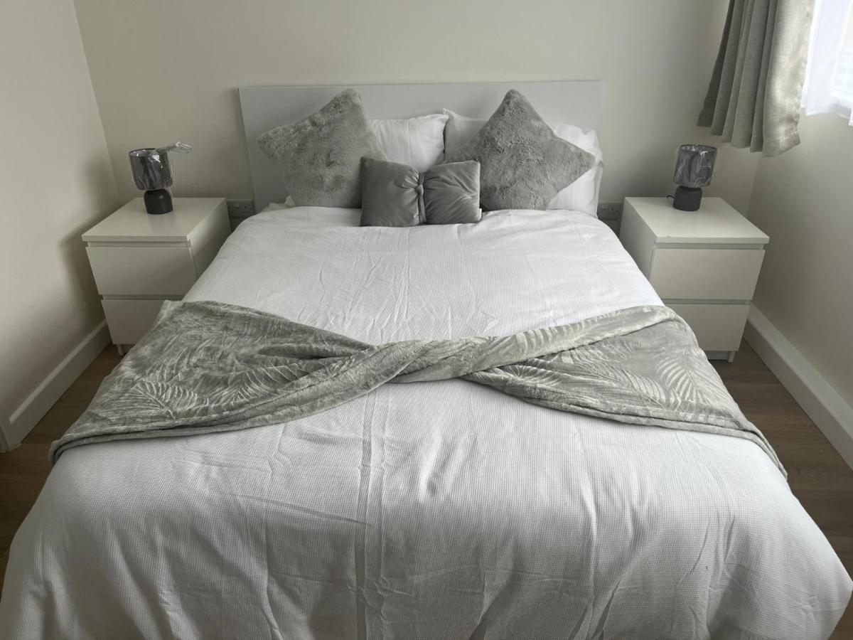 Modern newly refurbished 2 bedroom house in Croydon - B&B
