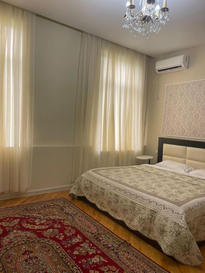 Zimmer mit Queensize-Bett und Gemeinschaftsbad