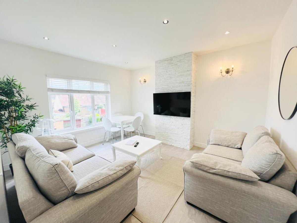 Bright 2-bed Flat - 1 Min To Enfield Lock Station! - B&B