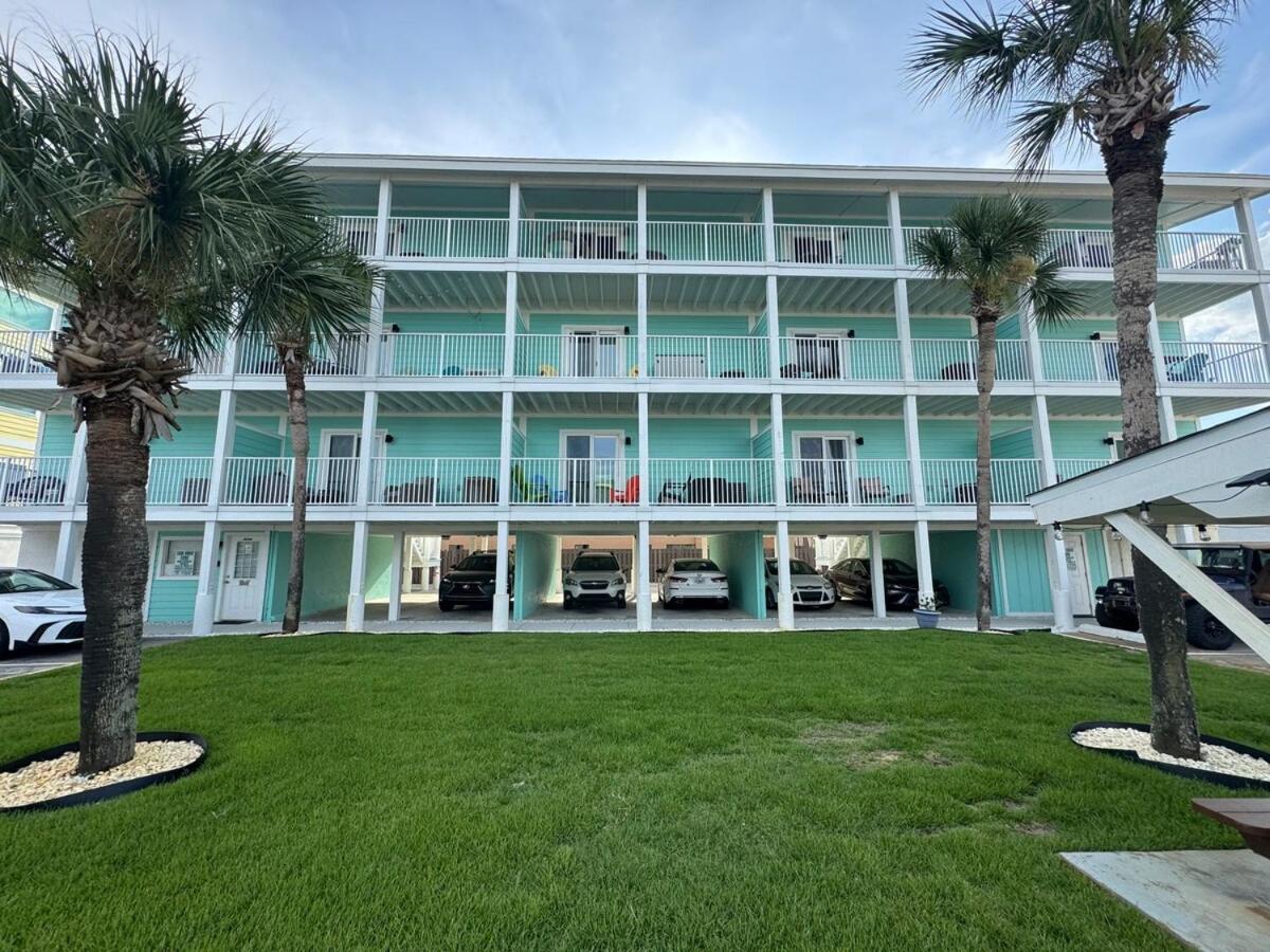 Beach Across Street, Walk to Restaurants, 2 Pools, Beach Gear - B&B