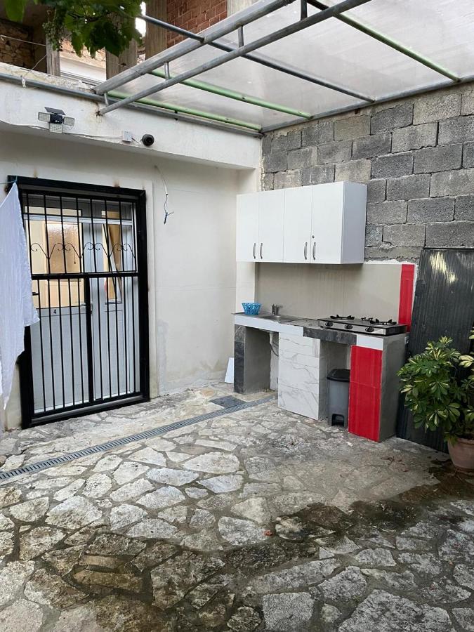 Traceys 3 Apartments Borsh - B&B