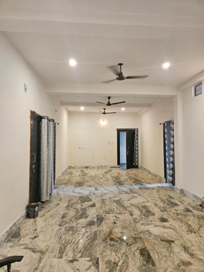 Pandit Devki Nandan Dharamsala & Guest House - Ferienwohnung Deoghar