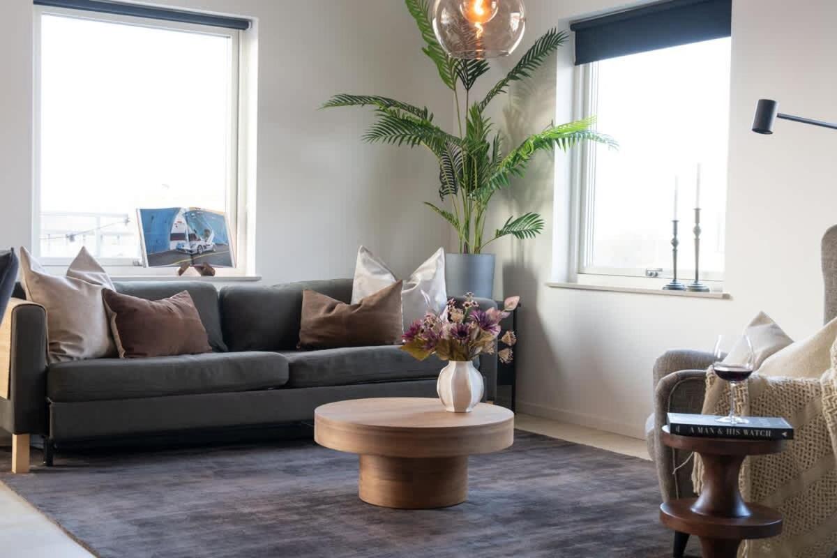 Chocolaty Warmth Home 3BR Flat with Cozy Balcony - B&B