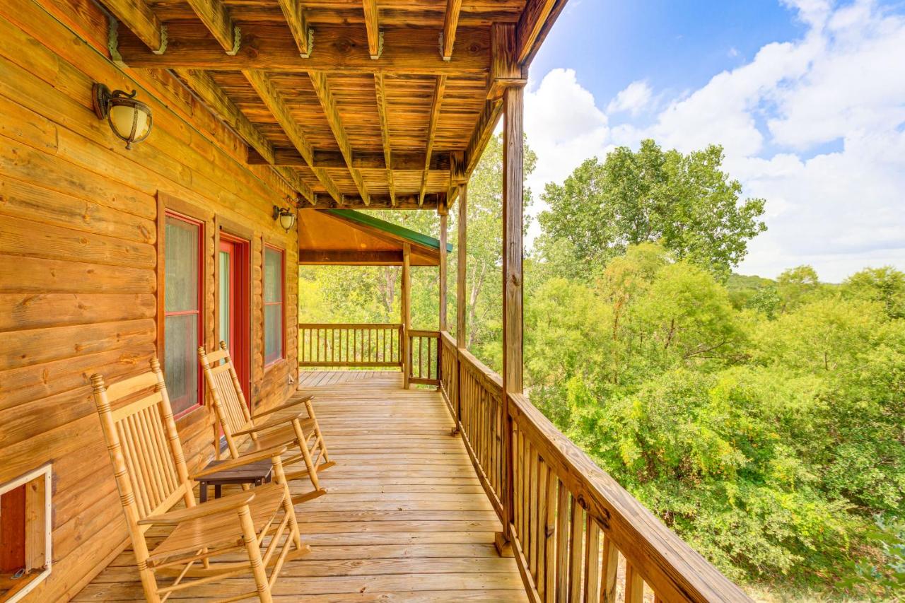 Spacious Cabin with Views, Near Lake Lawtonka! - B&B