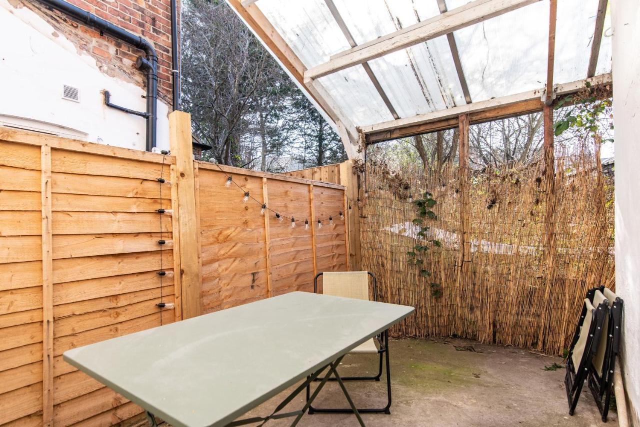 Spacious 5BR House in Central Derby - Near Amenities - B&B