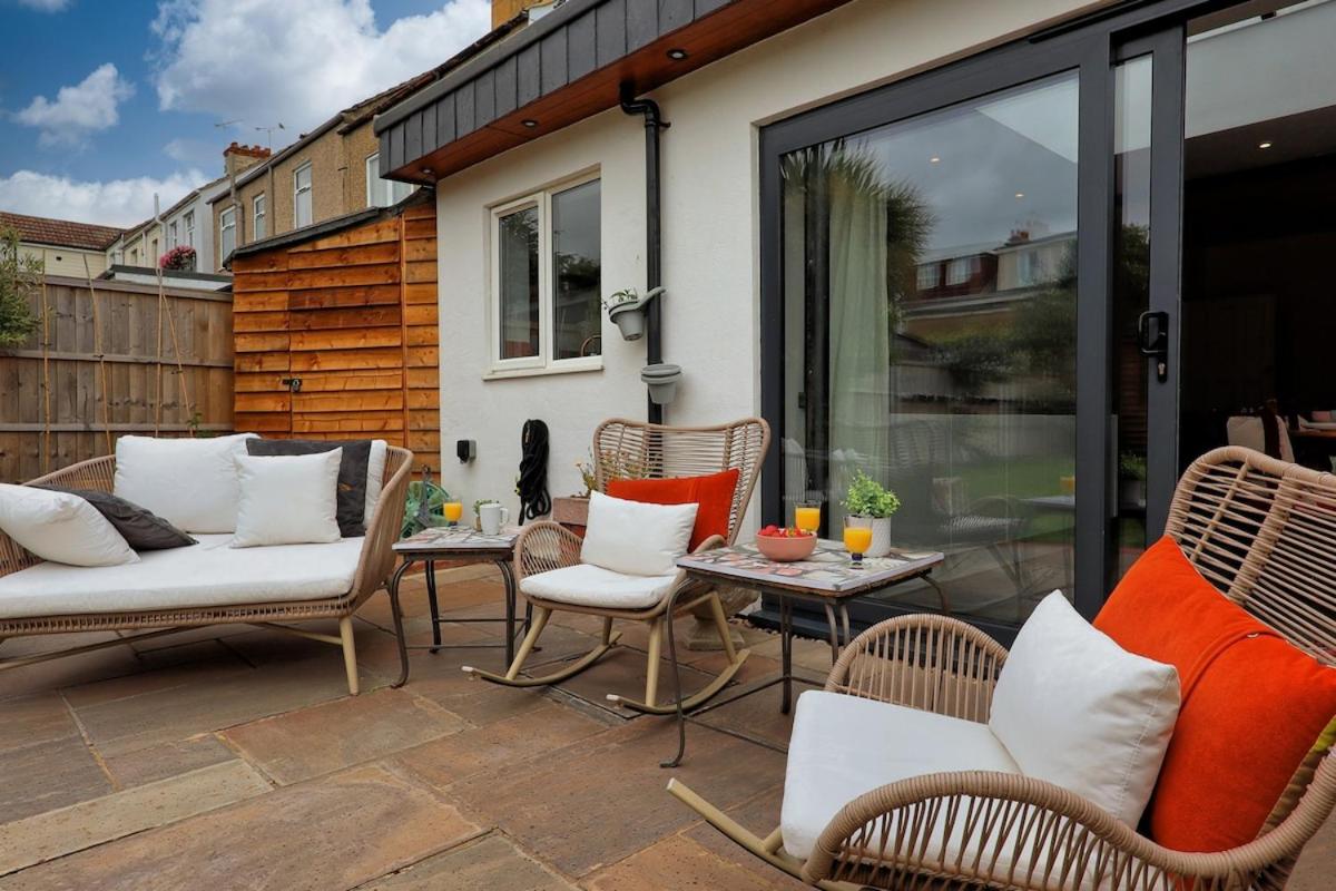 Stylish 5 Bed Family Home with Relaxing Garden & Driveway, Near the Beach - Chambres d'hôtes Southend-on-Sea