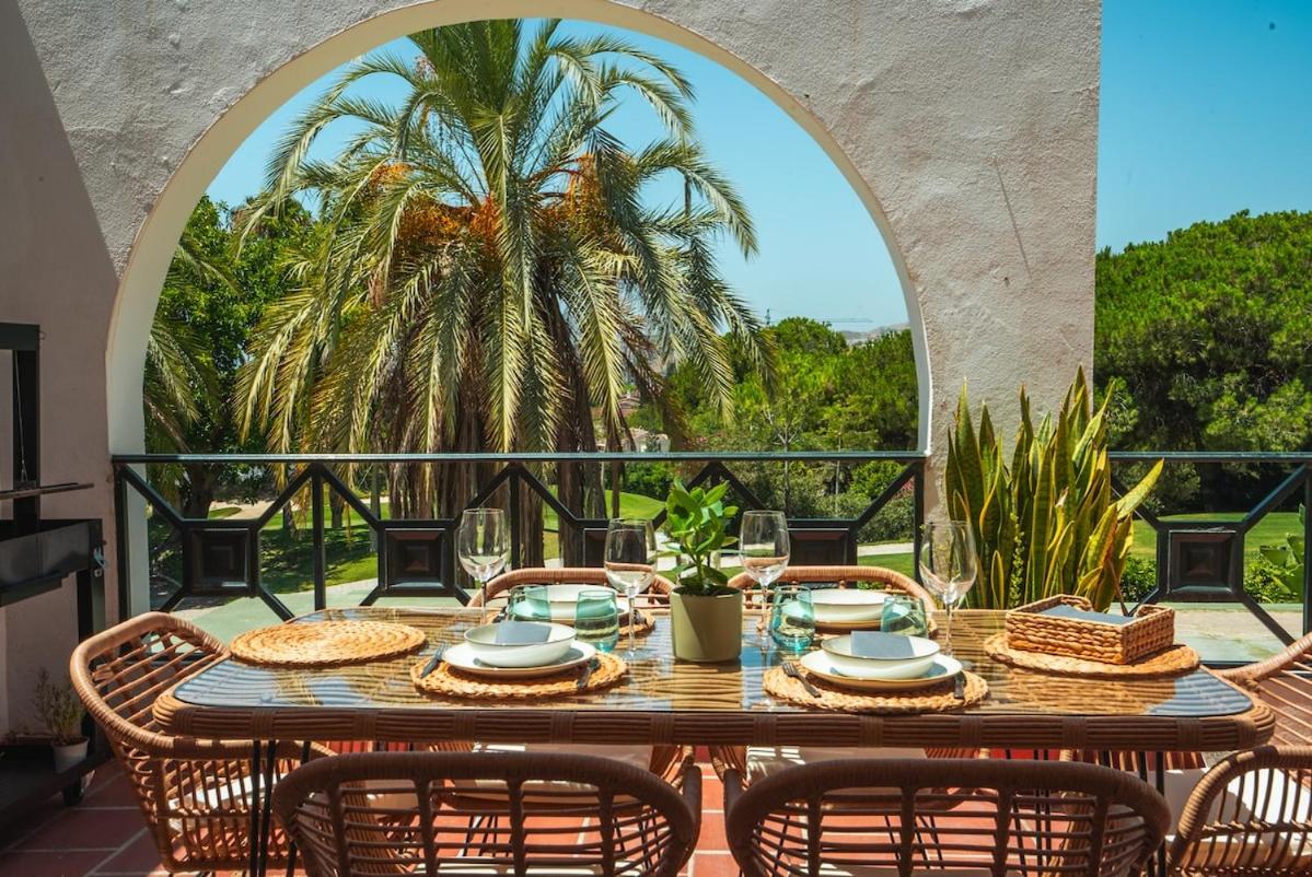 Andalusian House with Golf Course Views - B&B Benahavís