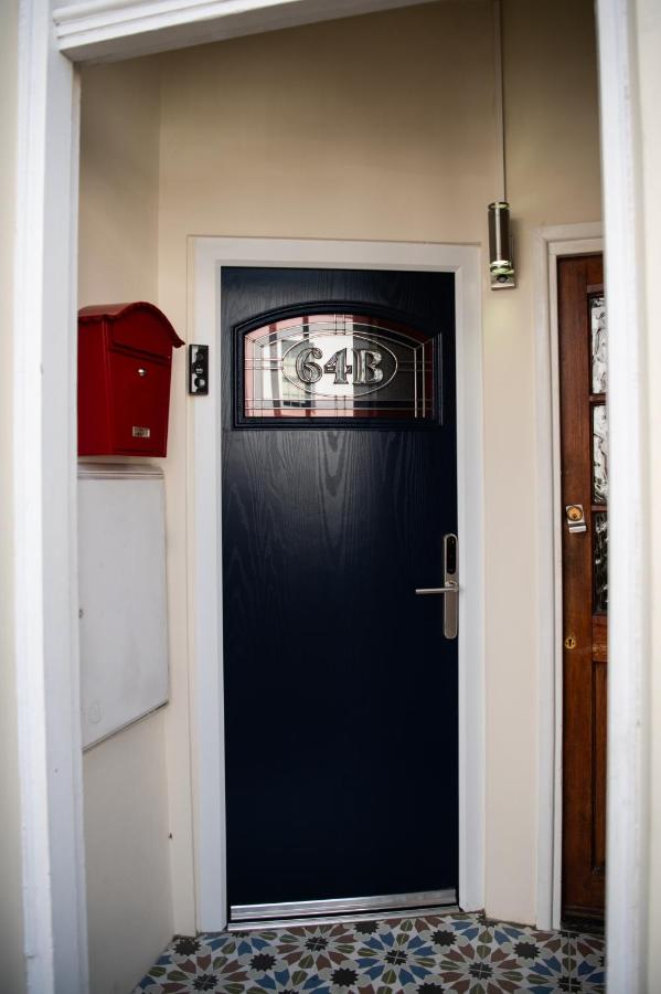 Art Gallery Apartment 2, Stylish 3- Bed , Free Parking ,Sleeps 6 - B&B
