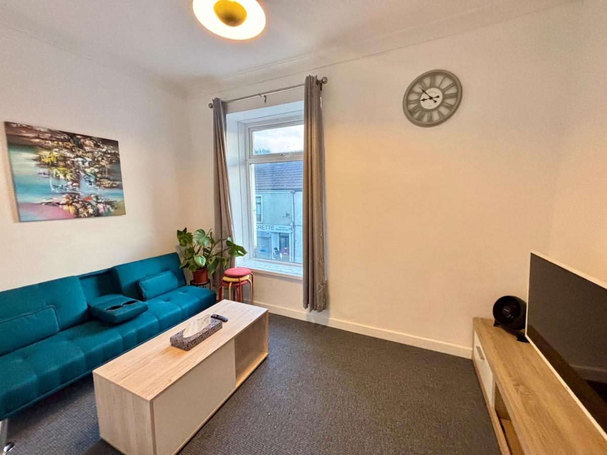 Treforest Apartment - Iris - Next to Train Station - Bed and Breakfast Treforest