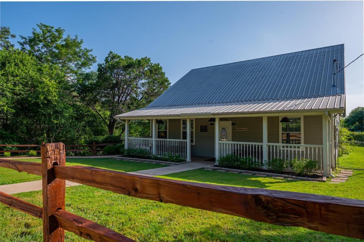 The Bluebonnet 2 Bedroom Family House - B&B