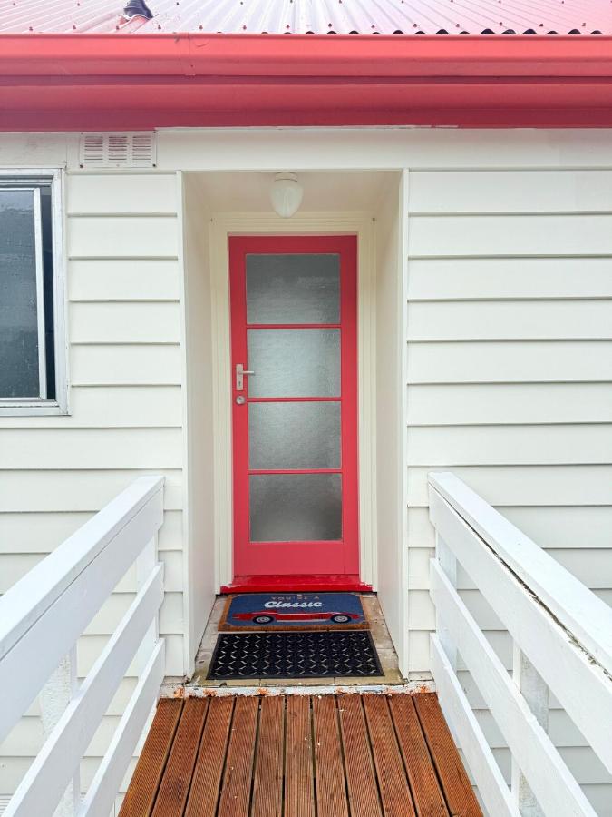 Renovated Entire 2BR Flat, Comfort, Scenic Views, Free Parking & 10 min to Ferry - B&B