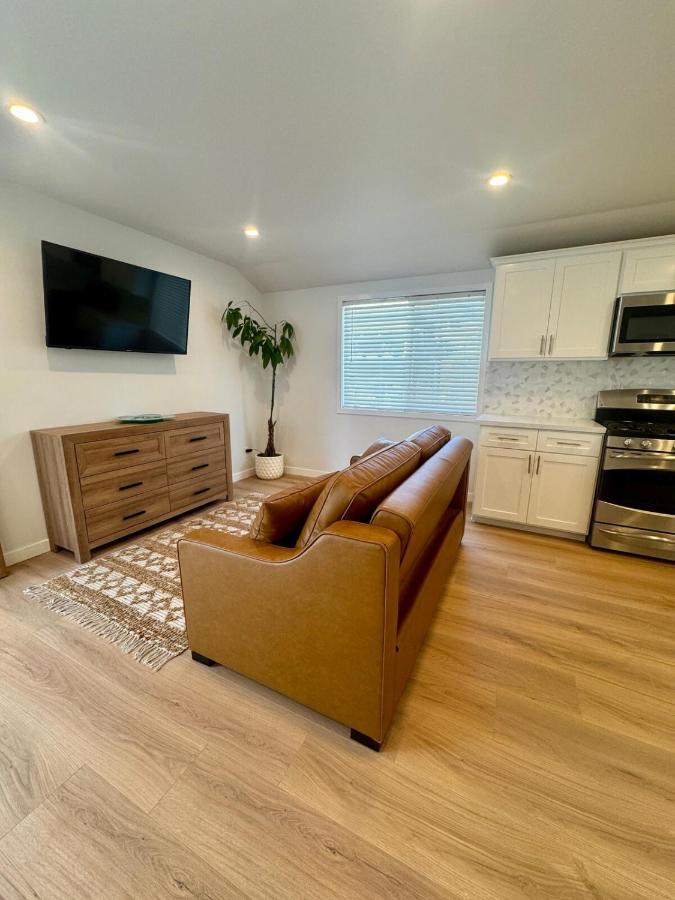 PRIVATE modern studio Guesthouse - B&B Los Angeles
