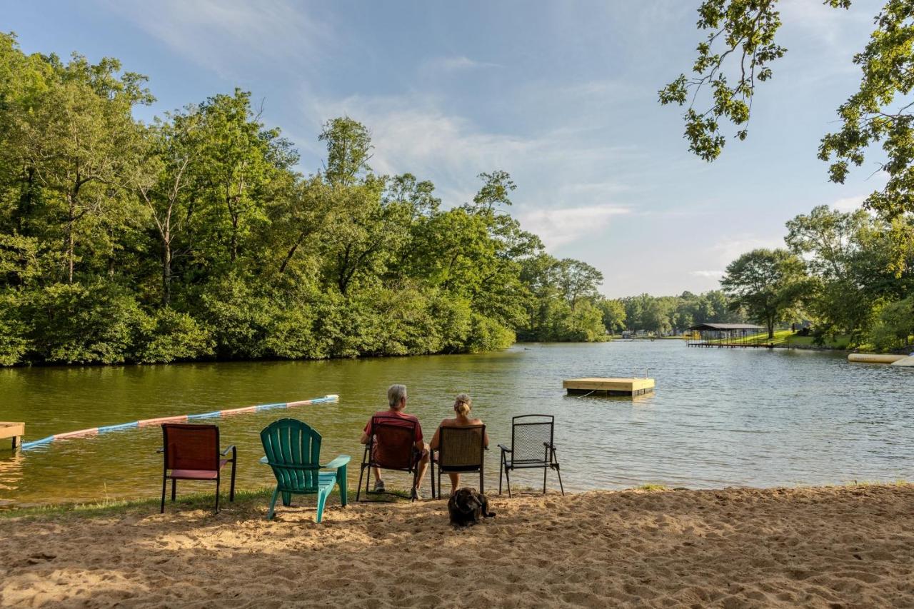 Lakeside Bliss Awaits at this Relaxing Cabin Retreat with private beach swimming area - B&B